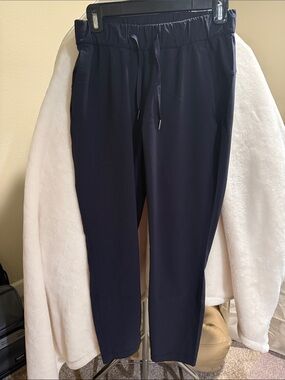 Lululemon Women’s On The Fly Navy Cropped Pants